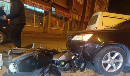 Motosiklet otomobilin altına girdi: 1 yaralı
