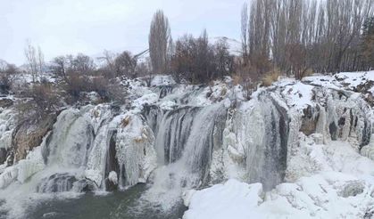 Muradiye Şelalesi beyaz gelinliğini giydi