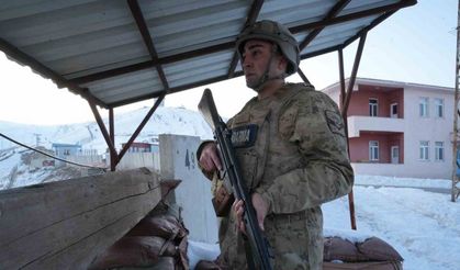 Muş Valisi Avni Çakır, Ramazan ayının ilk iftarını askerlerle birlikte açtı