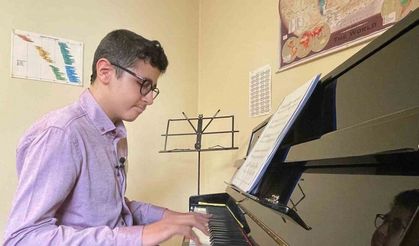 Otizmli müzik dehası, piyano çalma yeteneğiyle hayran bırakıyor