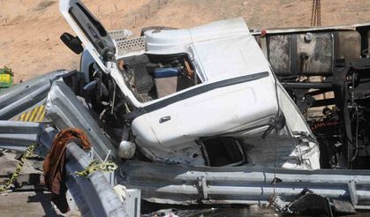 Şırnak’ta freni boşalan tır şarampole devrildi: 1 ölü