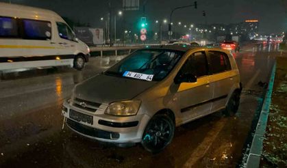 Yağış sebebiyle kayan otomobil, trafik ışıklarında bekleyen araca çarptı: 5 yaralı