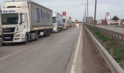 "35 Saattir Bekliyoruz" Kapıkule’de tır sürücülerine gelen yanlış SMS 10 kilometre kuyruğa neden oldu
