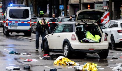 ALMANYA'DA ARAÇ KALABALIĞA DALDI