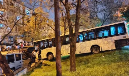 Ankara’da park halindeki otobüs freni boşalınca parka daldı