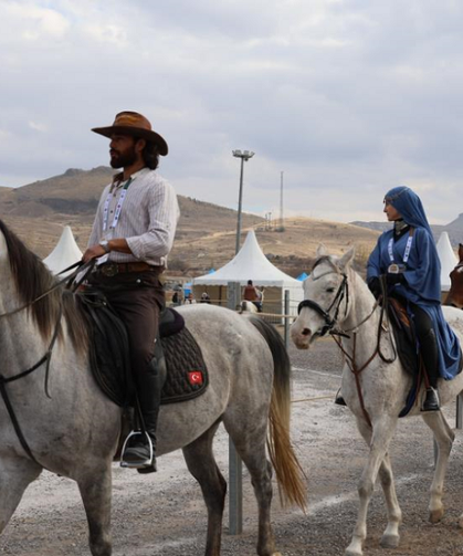 Onlarca at ve at sever bir araya geldi