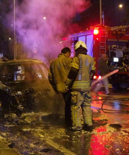 Küçükçekmece’de seyir halindeki otomobil alev topuna döndü