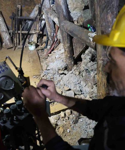 Yerin 700 metre altında zorlu mücadele