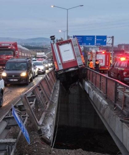 Yüksek gerilim tellerine ramak kala, itfaiye aracı köprü arasında sıkıştı: 3 personel yaralı