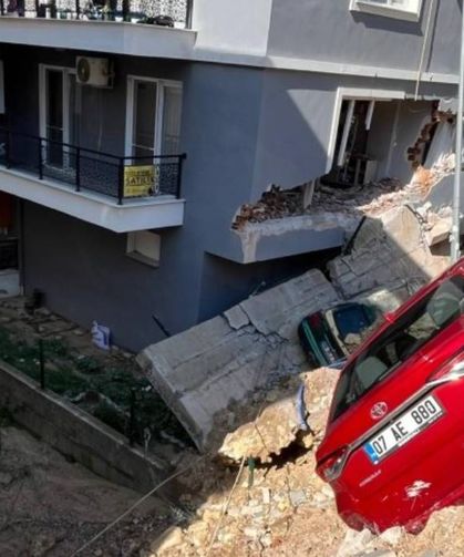 Menemen’de istinat duvarı çöktü: 151 kişi tahliye edildi