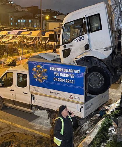Park halindeki kamyon hareket edip başka aracın üzerine düştü!
