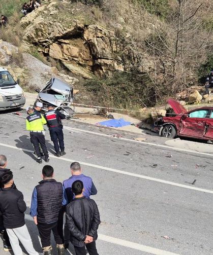Virajı alamayan kamyon 2 otomobili biçti: 1 ölü, 3 yaralı