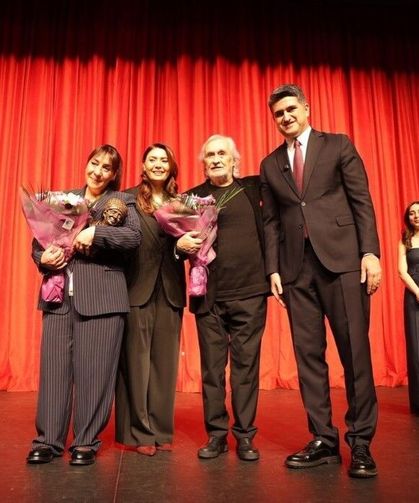 Ödülünü Müjdat Gezen’den alan Binnur Kaya gözyaşını tutamadı: ‘Rüyada gibiyim’