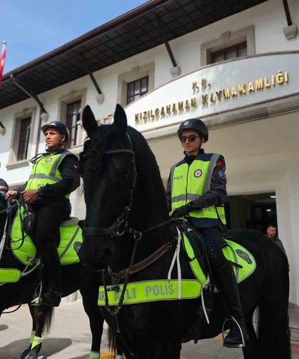 Atlı Polis ekiplerine Kızılcahamam’da yoğun ilgi