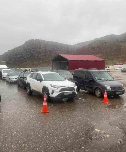 Çukurca Üzümlü Sınır Kapısı’nda sistem arızası