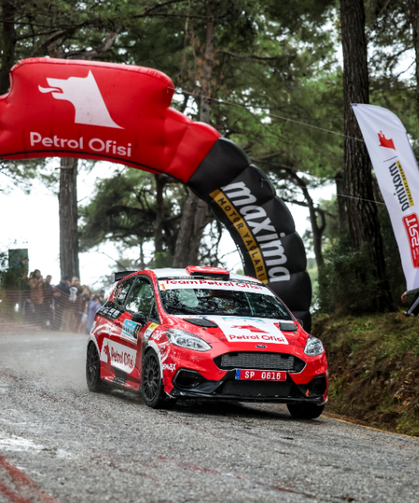 Team Petrol Ofisi pilotu Kerem Kazaz sezona podyumla başladı