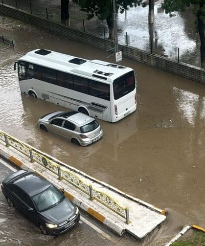 Edirne’de yollar göle döndü: Araçlar mahsur kaldı