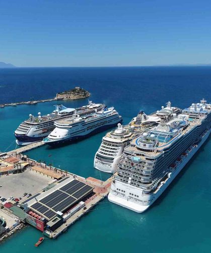 Kuşadası’na 4 kruvaziyer ile 9 bin turist geldi