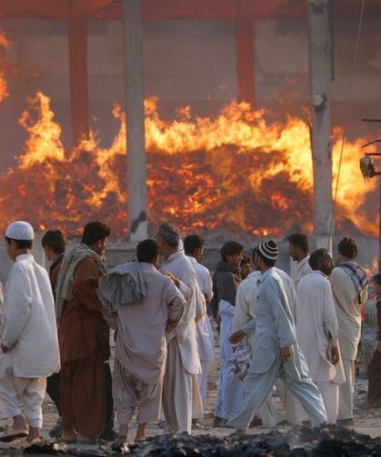 Pakistan’da pazar alanında yangın: İş yerleri küle döndü