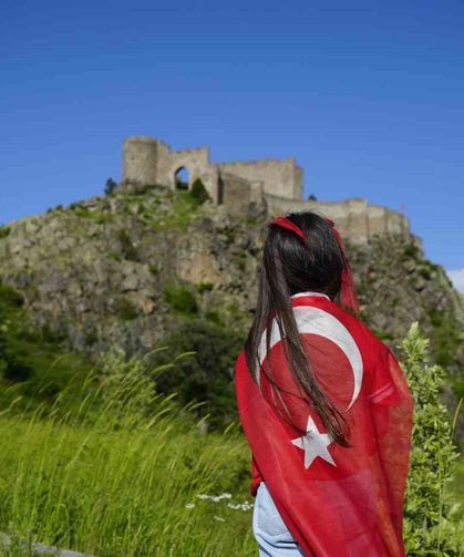 Dağcılar, 700 yıllık Kov Kalesi’ne Türk bayrağı asarak A Milli Futbol Takımı’na destek verdi
