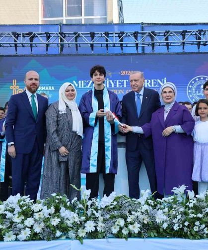 Cumhurbaşkanı Erdoğan, torunu Ömer Tayyip Erdoğan’a diplomasını takdim etti