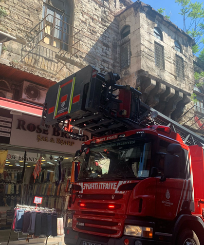 Kapalıçarşı’da Kumaş Deposunda Yangın Paniği