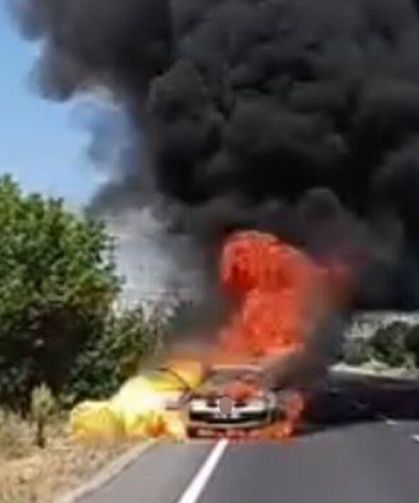 Otomobil alev topuna döndü: Araçta patlama yaşanırken, gökyüzünü dumanlar kapladı