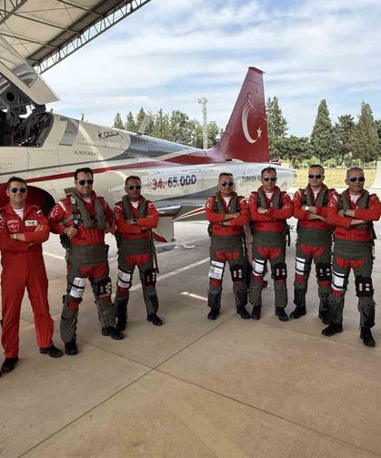 Türk Yıldızları ve SOLOTÜRK’ten İzmir semalarında nefes kesen prova
