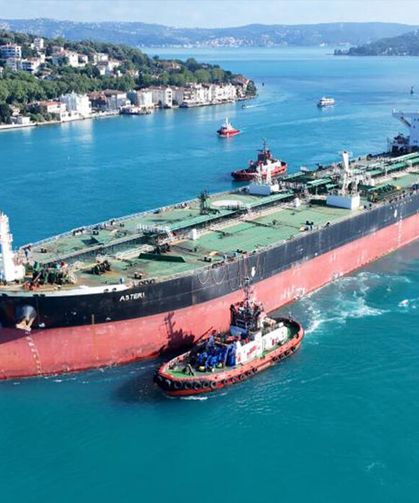 Ukrayna’nın vurduğu dev tanker İstanbul Boğazı’ndan geçirildi