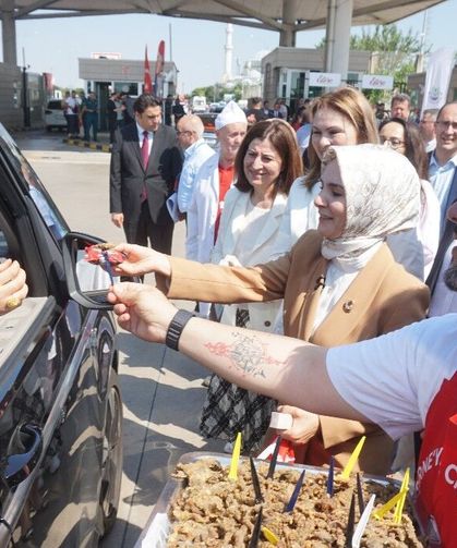 Bakan Göktaş Kapıkule’de gurbetçilerle kucaklaştı