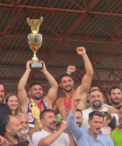 Başpehlivan Erkan Taş, altın kemerini taktı