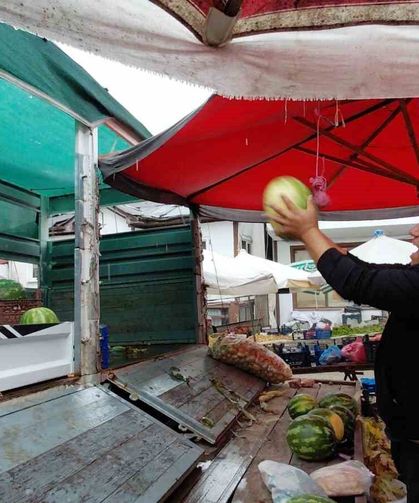 Bolu’da hayırsever esnaf 1 ton karpuzu 1 saatte ücretsiz dağıttı