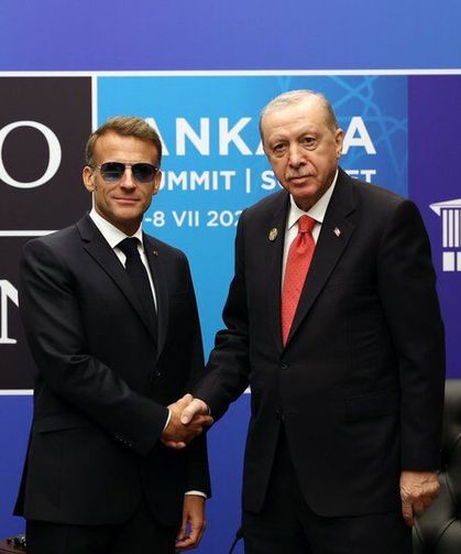Cumhurbaşkanı Erdoğan, Macron ile Fransa’ya selam gönderdi