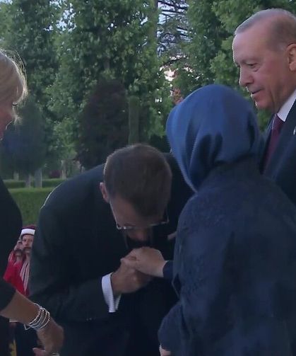 Emine Erdoğan, Macron’un elini öpmesine izin vermedi