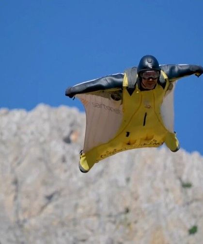 Kemaliye’de wingsuit sporcularından nefes kesen atlayışlar