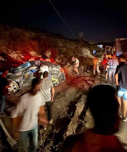 Mardin’de otomobil ile kamyonetin çarpıştığı kazada 3 kişi hayatını kaybetti, 5 kişi yaralandı