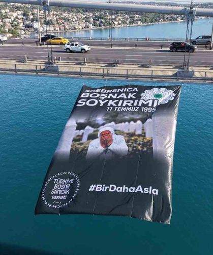 Srebrenitsa soykırımının 31. yıl dönümünde İstanbul Boğaz köprülerine pankartlar asıldı