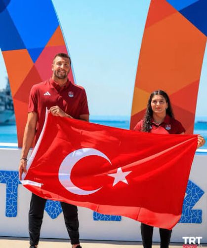 Bak: Türk bayrağını milli güreşçi Nesrin Baş ile milli yüzücü Emre Sakçı'nın taşıyacak