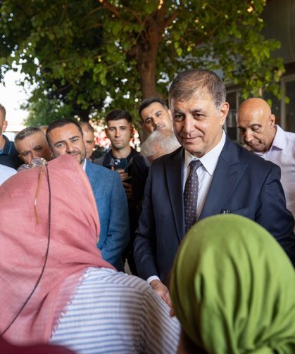 Başkan Tugay İzmir'in hal esnafıyla buluştu