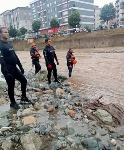 Karabulduk'ta kayıp vatandaşlar için arama çalışmaları sürüyor