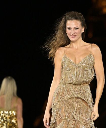 SERENAY SARIKAYA,  LE DÉFILÉ PODYUMUNDA PARİS’İ BÜYÜLEDİ