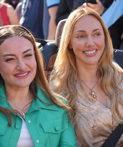 Antalya'da Altın Portakal Coşkusu: Sanatçı Geçidine Vatandaşlardan Yoğun İlgi