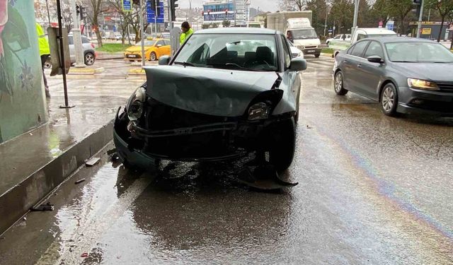 İki araç çarpıştı: Kopan parça yayayı yaraladı