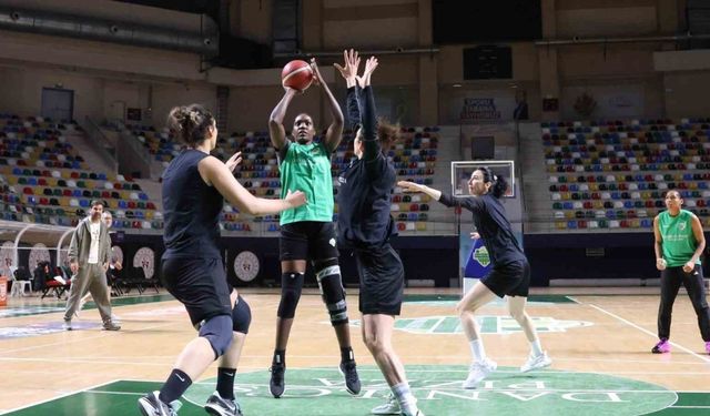 İzmit’in kadın basketbolcuları rotayı Nesibe Aydın maçına çevirdi