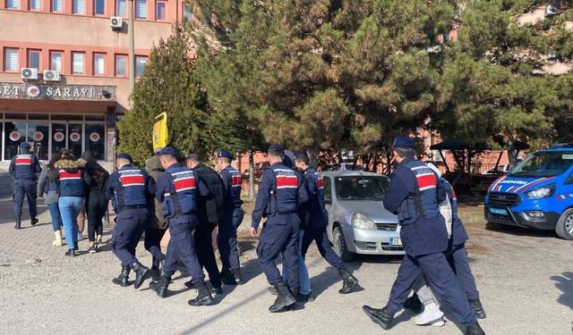 Jandarmadan uyuşturucu partisine baskın: 8 gözaltı