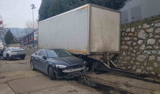 Kamyondan ayrılan dorse park halindeki otomobillere çarptı