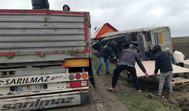 Kontrolden çıkan kamyon tarlaya devrildi