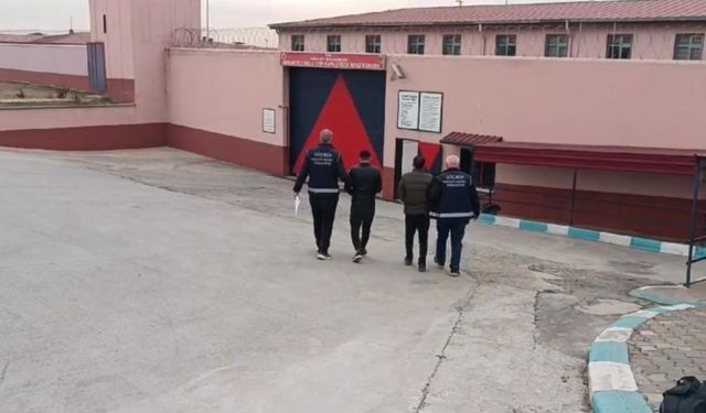 Osmaniye’de tırın dorsesinde 39 kaçak göçmen yakalandı