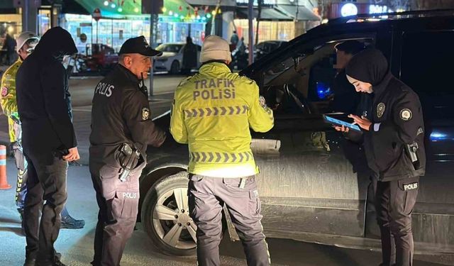 Polis ekiplerinin denetiminde elektro şok tabancası ele geçirildi