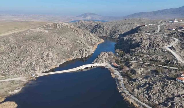 Selçuklu yadigarı Çeşnigir Köprüsü ve kanyonu havadan görüntülendi